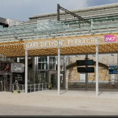 Le Carre D'or - T2, Pres Lyon & Parking Gratuit